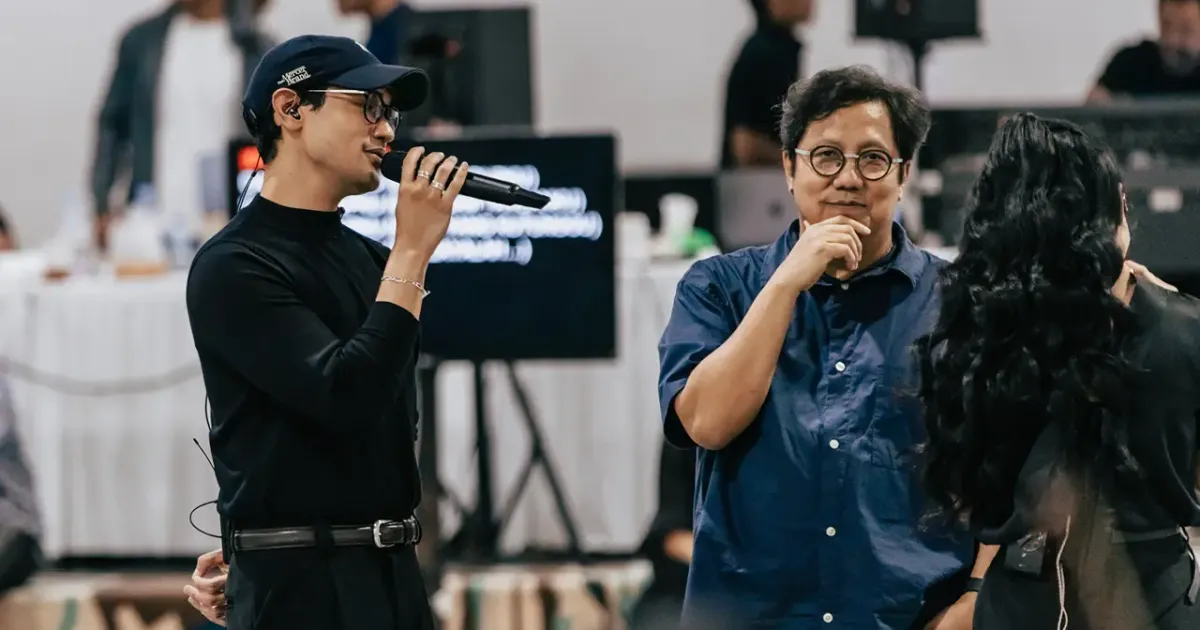 Afgan bersama Erwin Gutawa saat sesi latihan