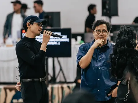 Afgan bersama Erwin Gutawa saat sesi latihan