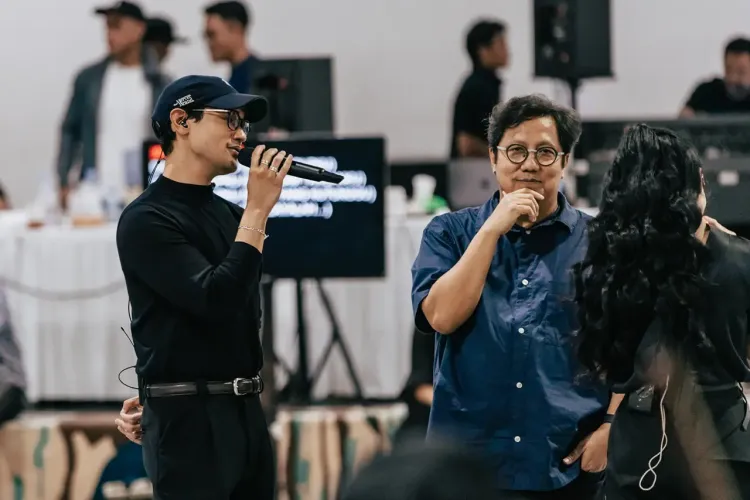 Afgan bersama Erwin Gutawa saat sesi latihan