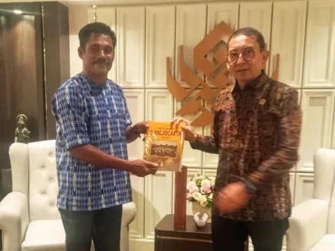 Angky Matulessy saat bertemu Menbud Fadli Zon