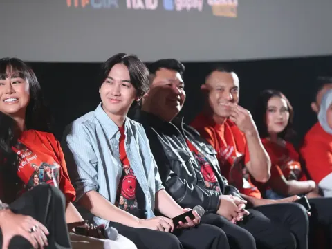 Ari Irham_dua dari kiri_di Perilisan film Takkan Kubiarkan Kau Menangis