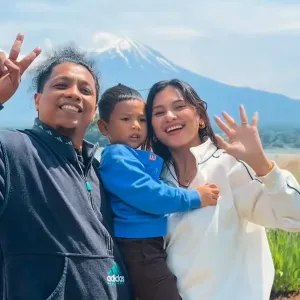 Arie Kriting-Indah Permatasari dan Naka buah hati mereka