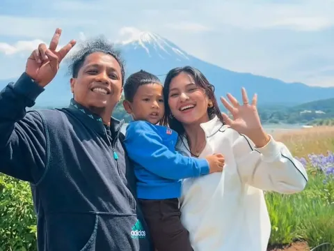 Arie Kriting-Indah Permatasari dan Naka buah hati mereka