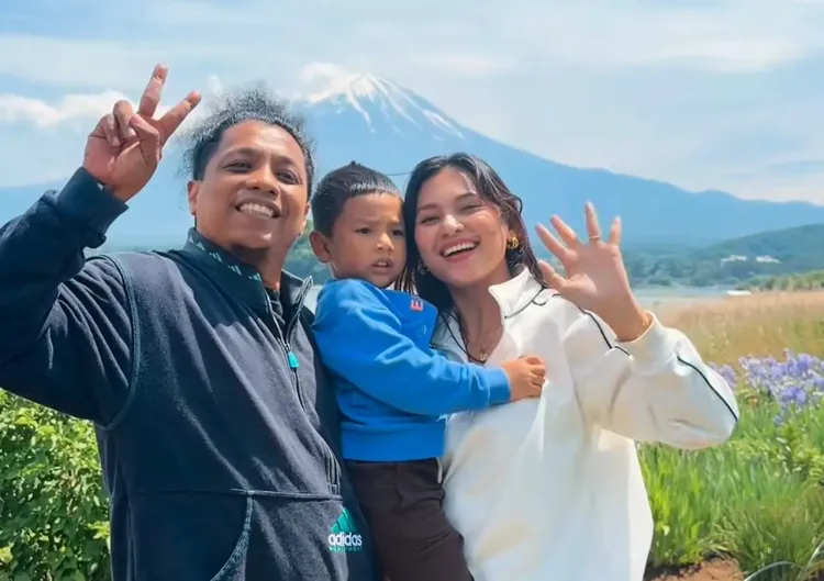 Arie Kriting-Indah Permatasari dan Naka buah hati mereka