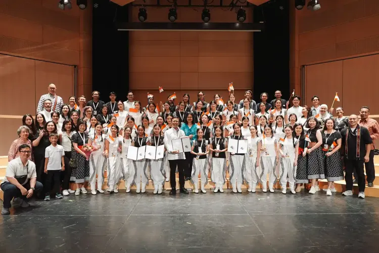 Avip Priatna dan The Resonanz Childrens Choir saat Memenangi 30th Béla Bartók International Choir Competition di Debrecen Hungaria