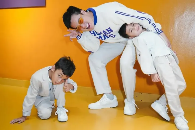 Baim Wong bersama Kiano dan Kenzo