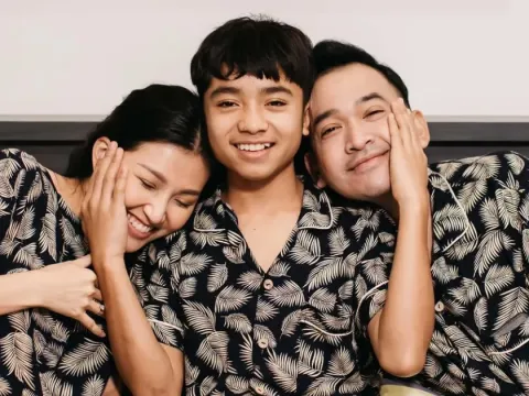 Betrand Peto Bersama Ruben Onsu dan Sarwendah