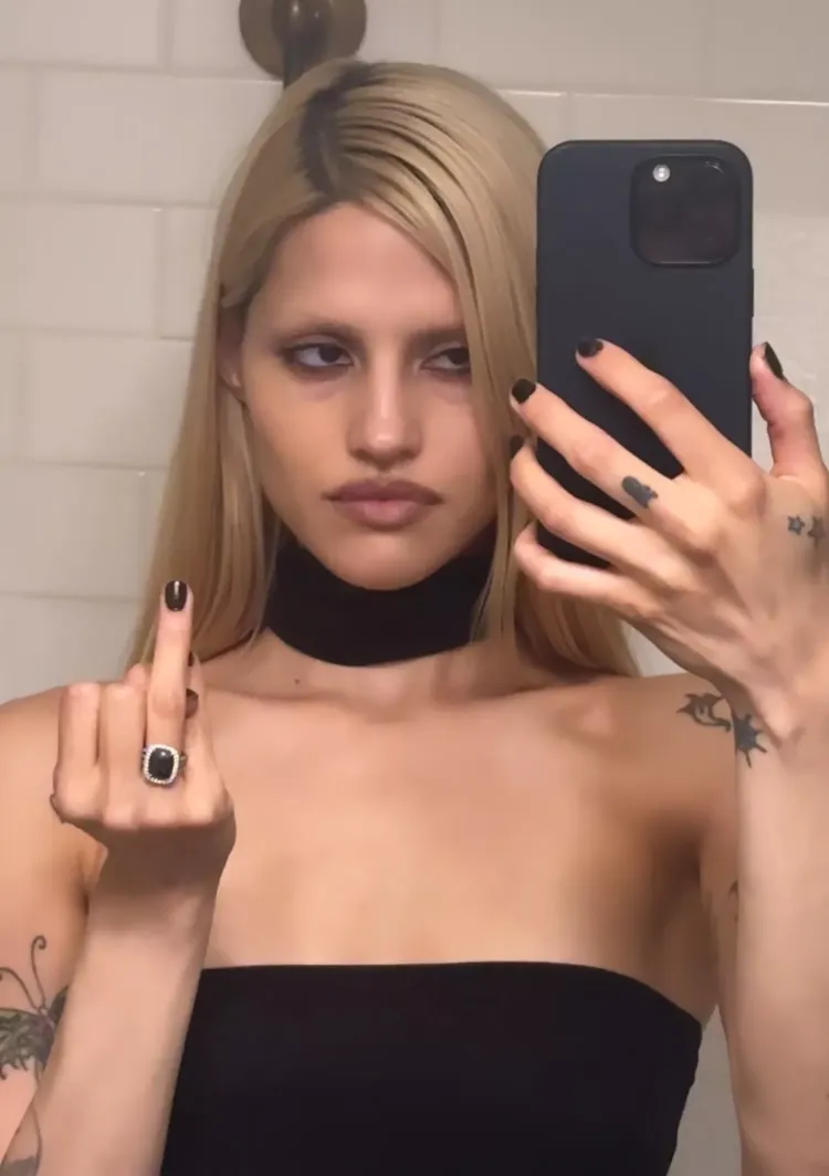 Cincin Tunangan Gabbriette Bechtel Cincin tunangan Gabbriette Bechtel yang berhiaskan berlian hitam. Foto: Dok. Instagram @gabbriette