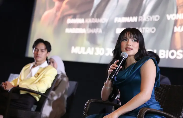 Davina Karamoy saat rilis film Andai Waktu Bisa Diulang Kembali