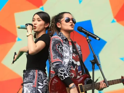Duo The Virgin saat tampil di Lokarya Fest 2026