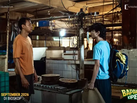 Fedi Nuril dan Ali Fikry dalam salah satu adegan Bapakmu Kiper