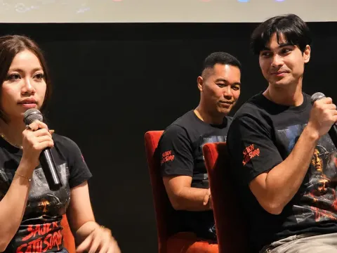 Frislly Herlind dan Cinta Brian saat rilis film Sajen Satu Suro