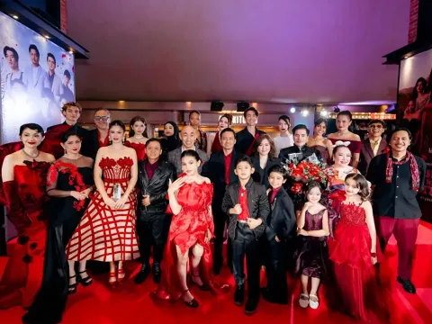 Gala Premiere Bunga di Tepi Jurang