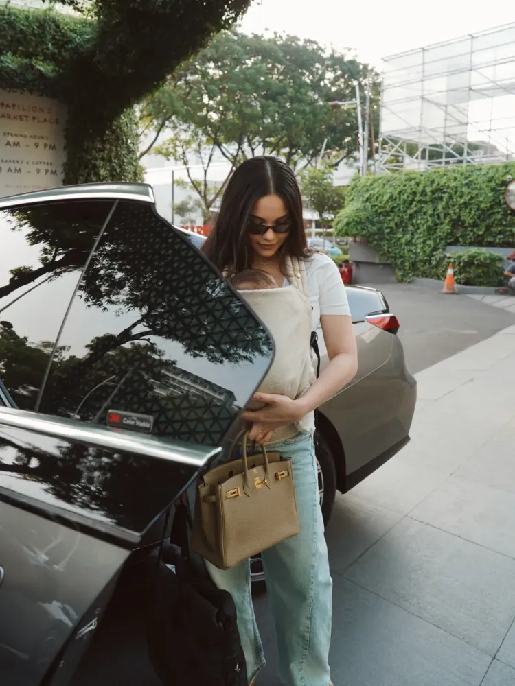 Gaya Alyssa Daguise Gaya Alyssa Daguise saat jalan-jalan bersama baby Soleil. Foto: Dok. Instagram @alyssadaguise
