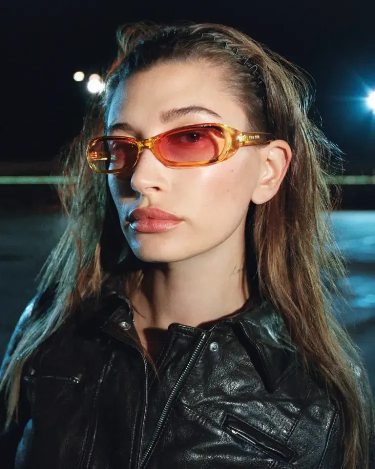 Hailey Bieber Bando Sirkam Hailey Bieber memakai bando zig zag yang populer tahun awal 2000-an. Foto: Dok. Miu Miu
