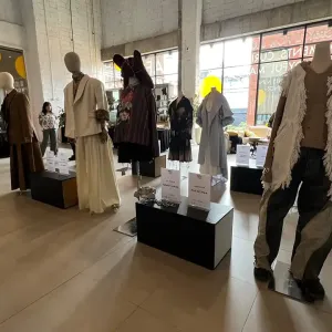 Ilustrasi display berbagai brand fashion