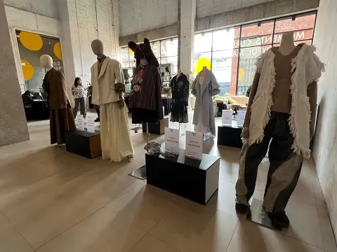 Ilustrasi display berbagai brand fashion