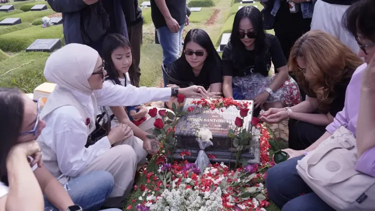 Istri dan para pemain Lastri Arwah Kembang Desa ziarah ke makam Gary Iskak Istri dan para pemain Lastri Arwah Kembang Desa ziarah ke makam Gary Iskak