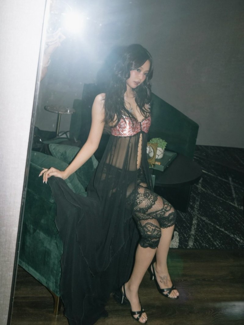 Jennie BLACKPINK Lingerie (2) Jennie BLACKPINK mengenakan lingerie vintage. Foto: Dok. Instagram @jennierubyjane