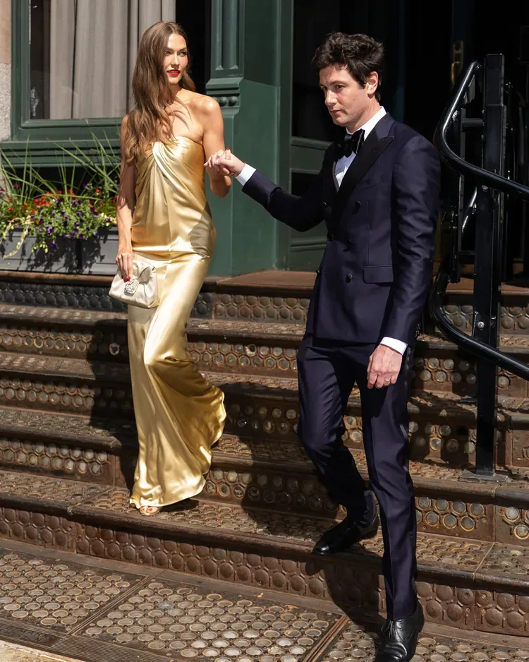 Karlie Kloss dan suaminya, Joshua Kushner. Foto: Dok. TheStewartofNY/GC Images via InStyle