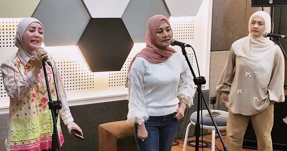 Kristina_Cici Paramida dan Ikke Nurjanah saat latihan menuju konser 3 Kembang