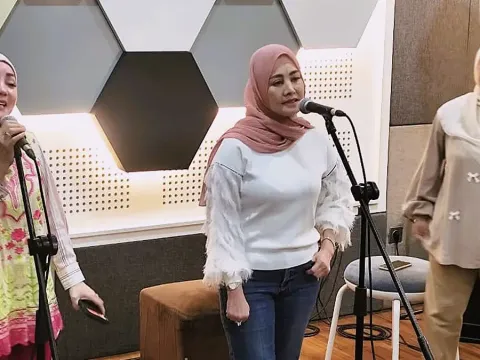 Kristina_Cici Paramida dan Ikke Nurjanah saat latihan menuju konser 3 Kembang