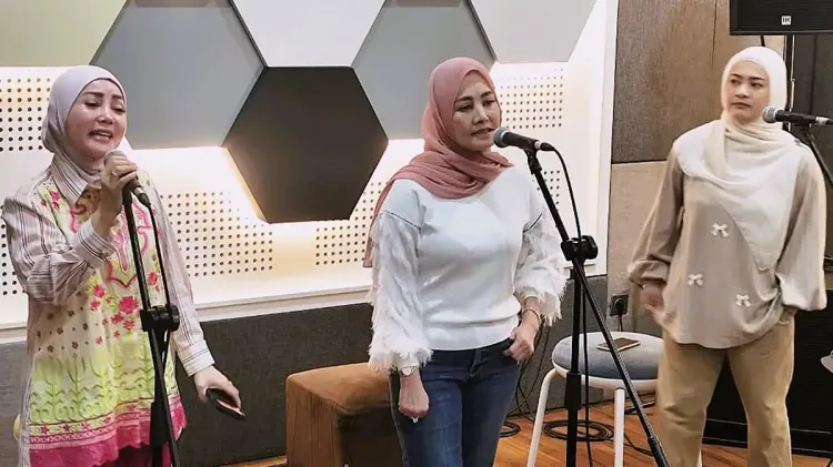Kristina_Cici Paramida dan Ikke Nurjanah saat latihan menuju konser 3 Kembang