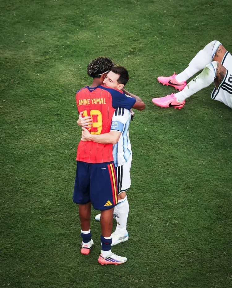 Lionel Messi dan Lamine Yamal Lionel Messi dan Lamine Yamal berpelukan usai pertandingan. Foto: Dok. X @brfootball