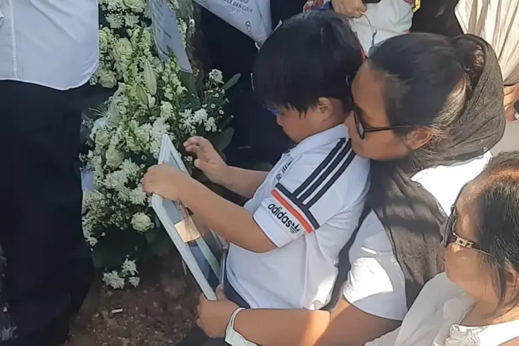 Mae dan Rae melihat foto Simson Rarameha Ngadang atau Temon Mae dan Rae melihat foto Simson Rarameha Ngadang atau Temon
