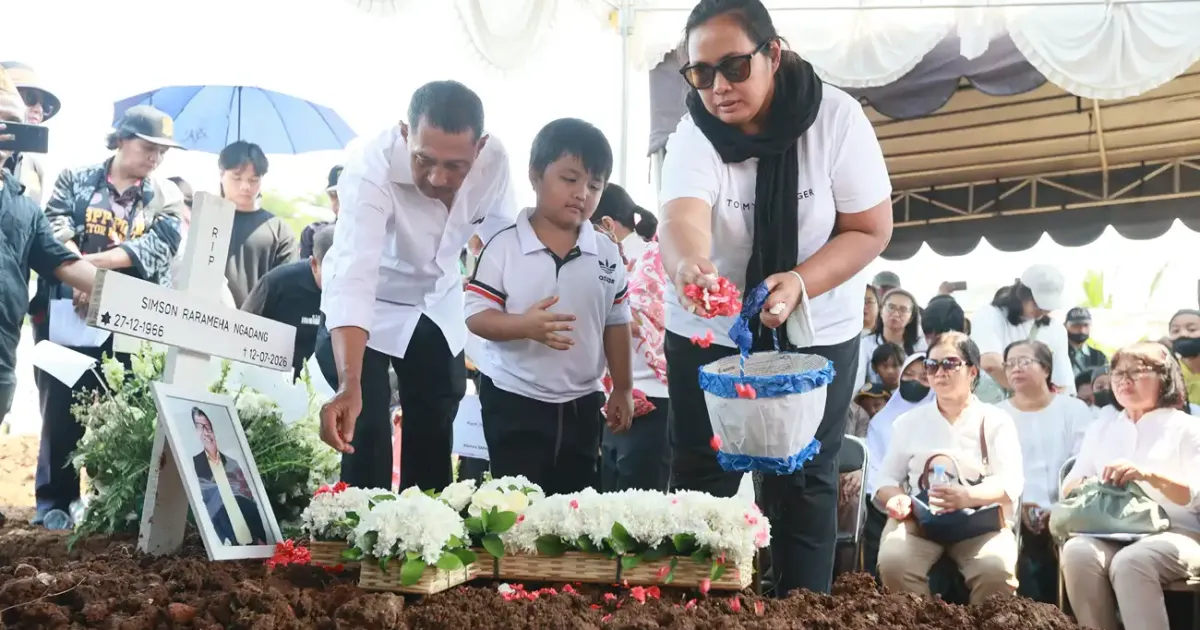 Mae_istri Temon__bersama Rae anak bungsu Temon menaburkan bunga saat pemakaman di TPU Tanah Kusir