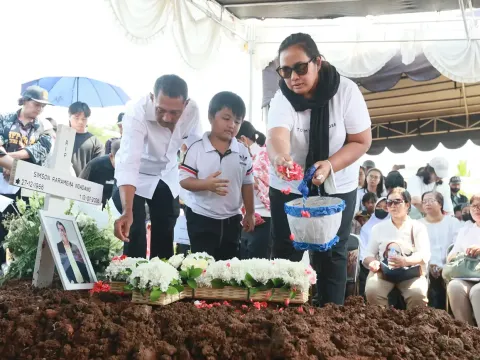 Mae_istri Temon__bersama Rae anak bungsu Temon menaburkan bunga saat pemakaman di TPU Tanah Kusir