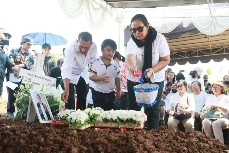 Mae_istri Temon__bersama Rae anak bungsu Temon menaburkan bunga saat pemakaman di TPU Tanah Kusir