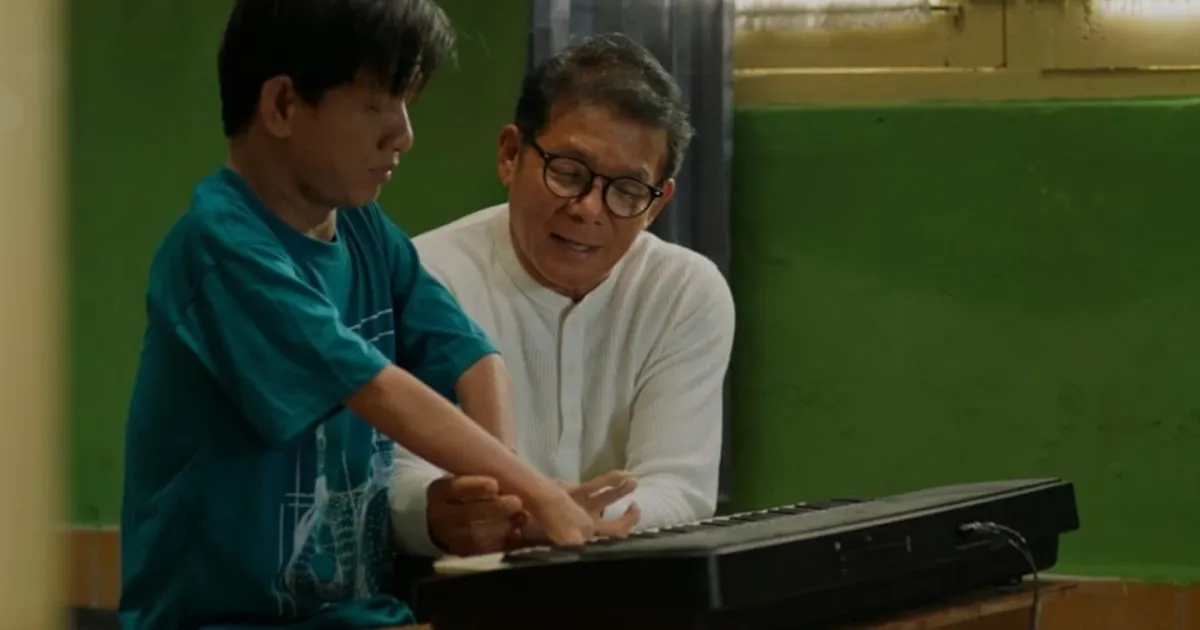 Mathias Muchus dalam satu adegan di film Istimewa