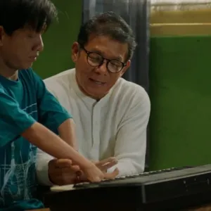 Mathias Muchus dalam satu adegan di film Istimewa