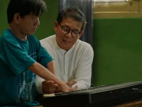 Mathias Muchus dalam satu adegan di film Istimewa