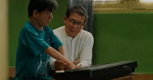 Mathias Muchus dalam satu adegan di film Istimewa Mathias Muchus dalam satu adegan di film Istimewa