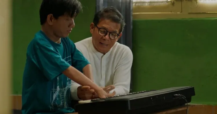 Mathias Muchus dalam satu adegan di film Istimewa
