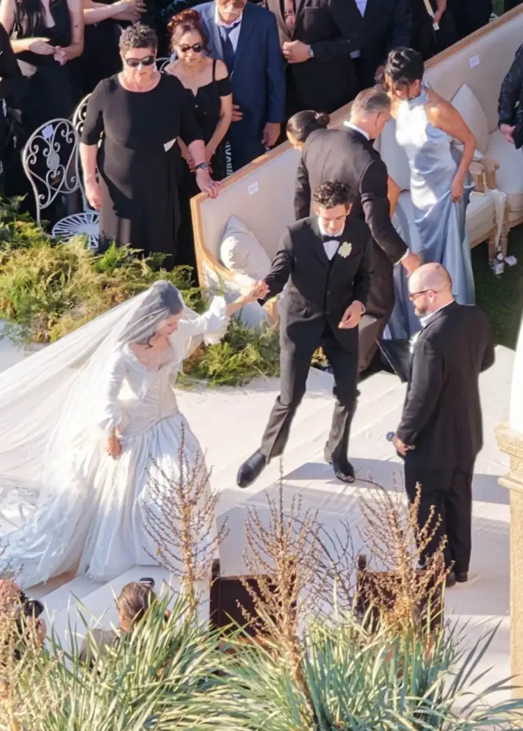 Matty Healy Menikah Matty Healy menggelar pernikahan di bekas rumah Madonna. Foto: Dok. Backgrid via People