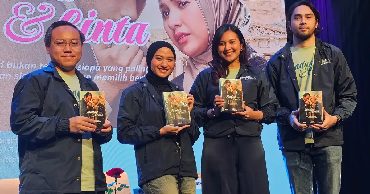 Nadzira Shafa saat peluncuran novel Ibadah dan Cinta bersama para cast utama film dengan judul yang sama