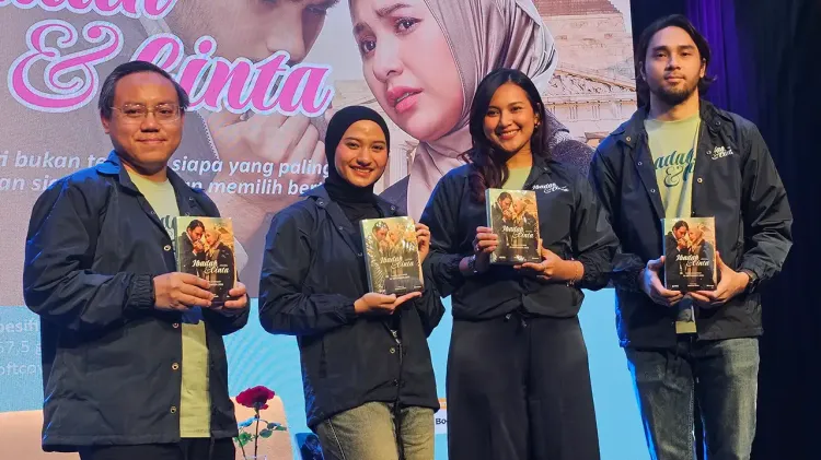 Nadzira Shafa saat peluncuran novel Ibadah dan Cinta bersama para cast utama film dengan judul yang sama