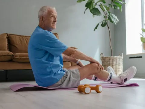 Olahraga dengan melatih kekuatan otot efektif mencegah sarcopenia