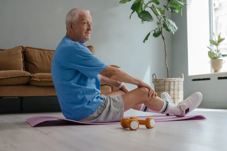Olahraga dengan melatih kekuatan otot efektif mencegah sarcopenia