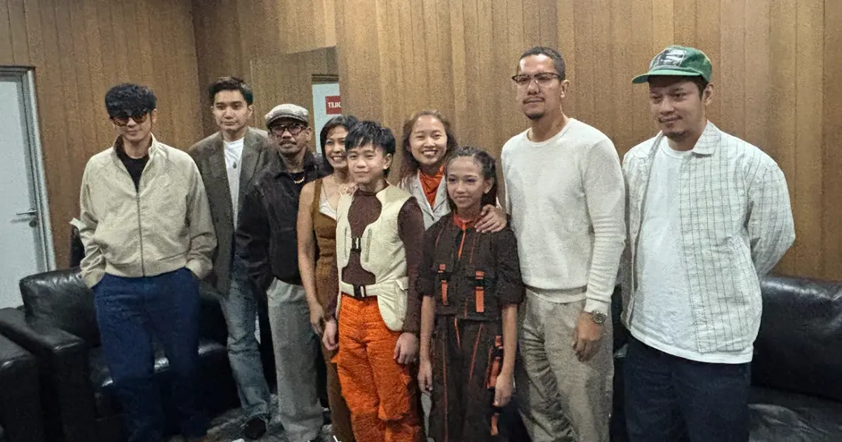 Personel MALIQ & D'Essentials bersama cast dan sutradara Musikal Senja Teduh Pelita