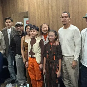 Personel MALIQ & D'Essentials bersama cast dan sutradara Musikal Senja Teduh Pelita