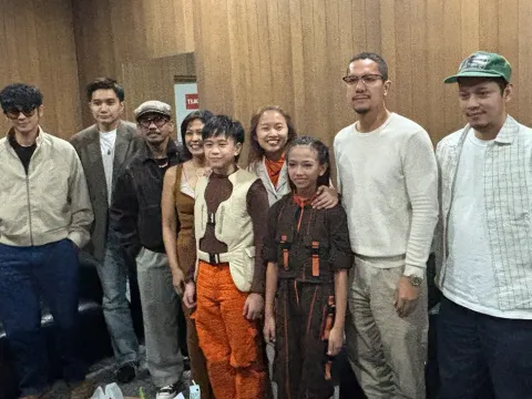 Personel MALIQ & D'Essentials bersama cast dan sutradara Musikal Senja Teduh Pelita