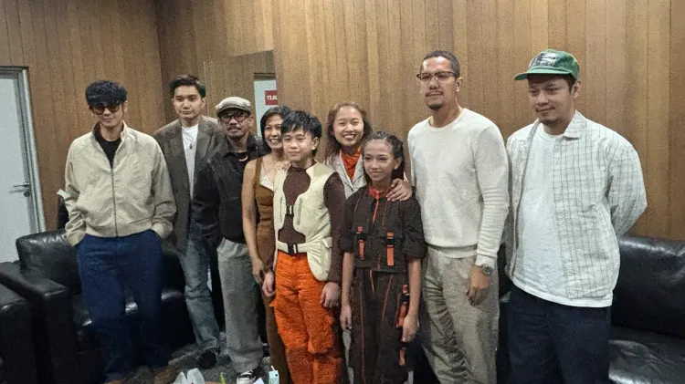 Personel MALIQ & D'Essentials bersama cast dan sutradara Musikal Senja Teduh Pelita
