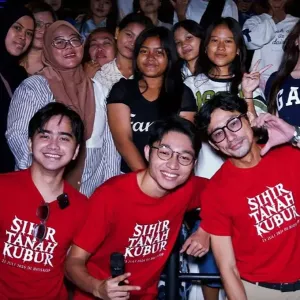 Rafi Sanjaya_Kiesha Alvaro_Revaldo saat nobar Sihir Tanah Kubur di Depok