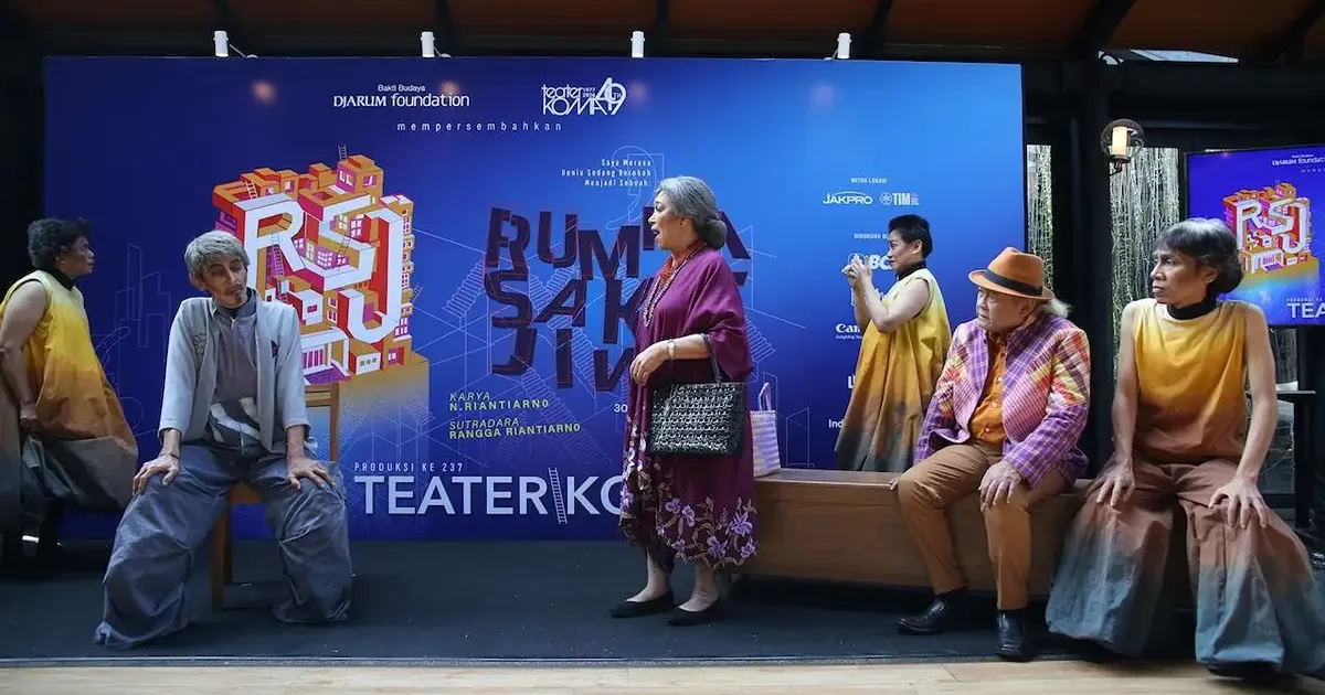 Rancangan kostum yang akan digunakan dalam pentas Rumah Sakit Jiwa oleh Teater Koma