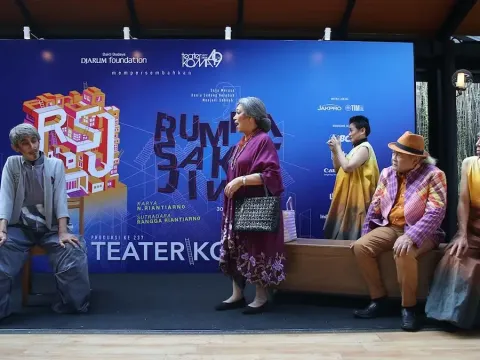 Rancangan kostum yang akan digunakan dalam pentas Rumah Sakit Jiwa oleh Teater Koma