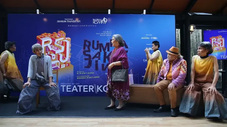 Rancangan kostum yang akan digunakan dalam pentas Rumah Sakit Jiwa oleh Teater Koma